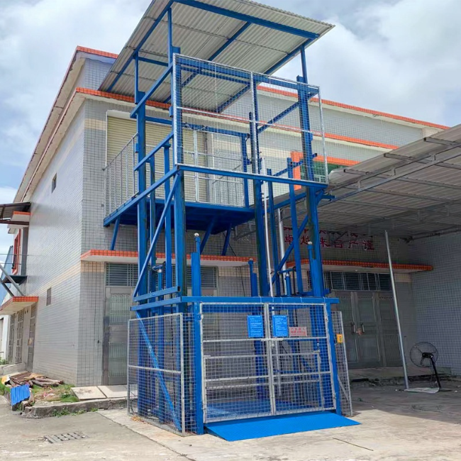 平和建材厂室外升降货梯安装